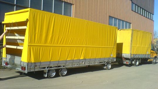 Lastebilhenger med gul presenning