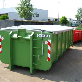 Grønn container med Asfalt Kapell MAXI på dagtid