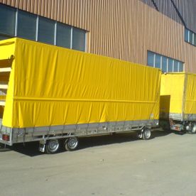 Lastebilhenger med gul presenning